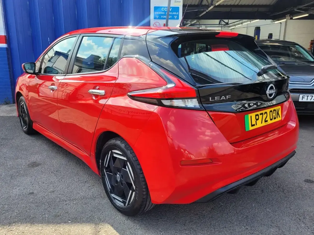 Usado Nissan Leaf Acenta 110 kW (150 HP) 2022 Vermelho Citadino