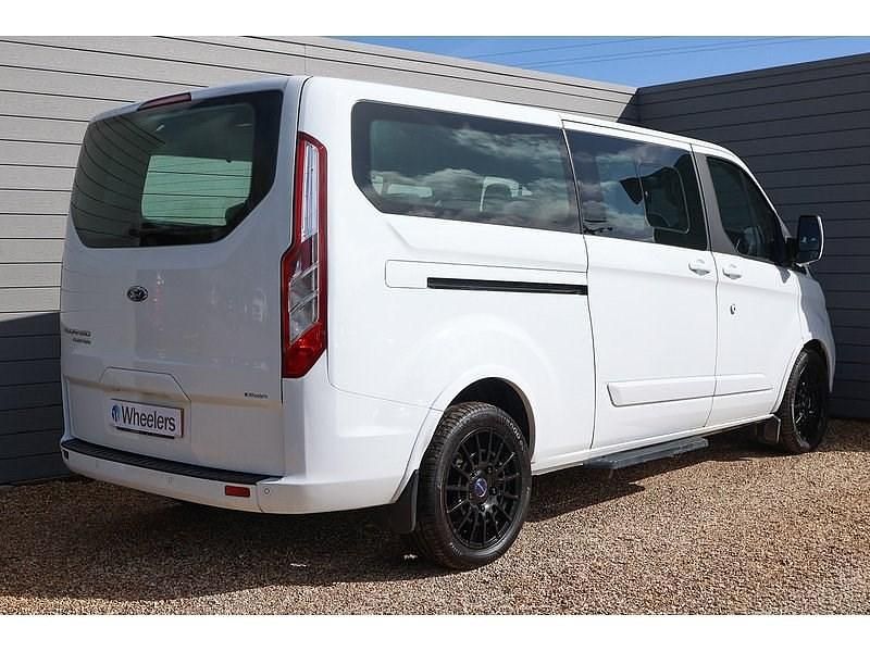 Begagnad Ford Tourneo Custom Titanium 2022 Vit Van