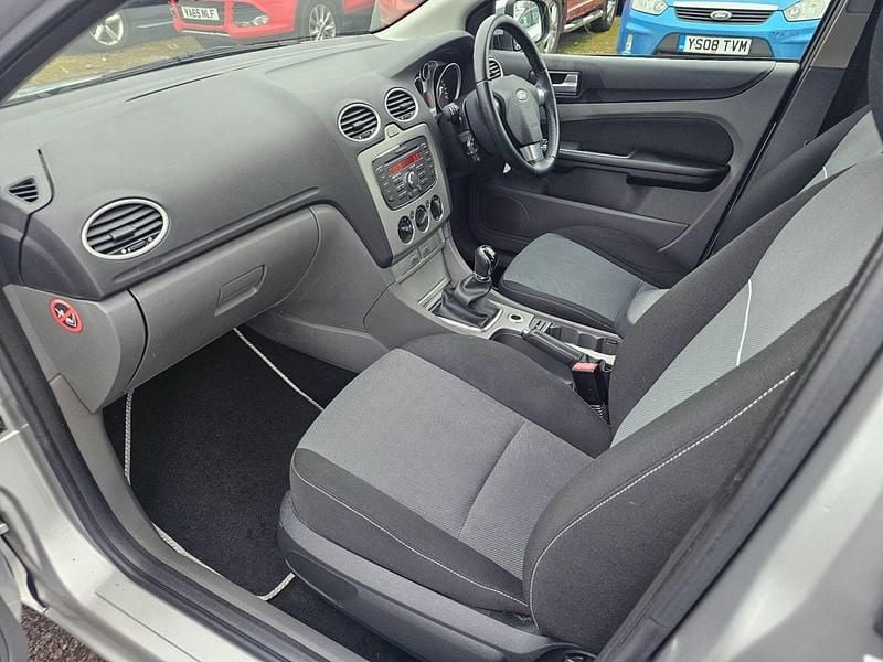 Used Ford Focus Zetec 123 HP (90 kW) 2011 Silver Hatchback
