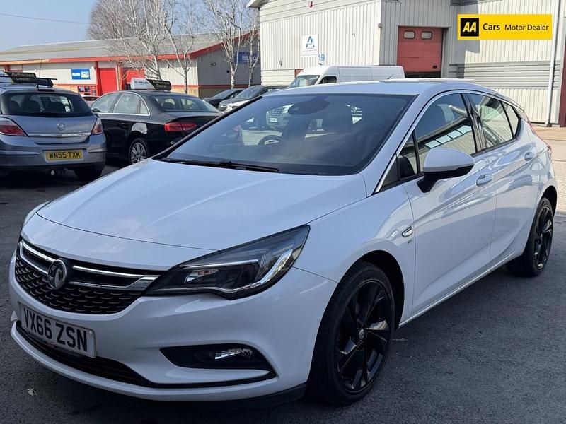 Used Vauxhall Astra SRi 110 HP (80 kW) 2016 White Hatchback