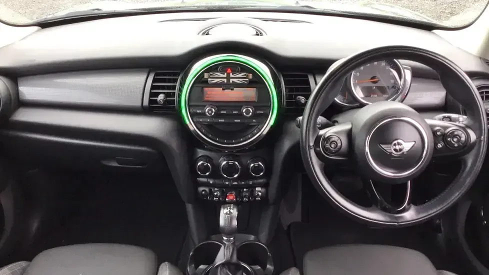 Used Mini Cooper Hatch 134 HP (98 kW) 2017 Green Hatchback