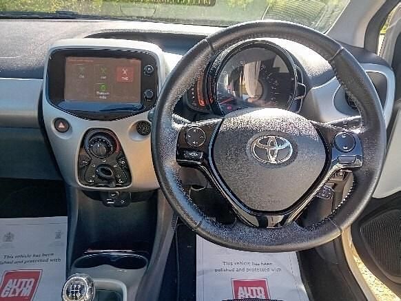 Begagnad Toyota Aygo X-play 69 HK (50 kW) 2017 Vit Halvkombi