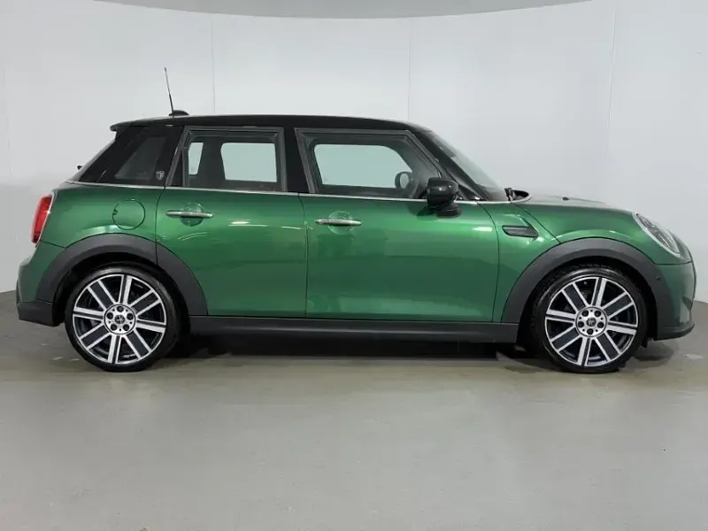 Begagnad Mini Cooper Exclusive 2023 Grön Halvkombi