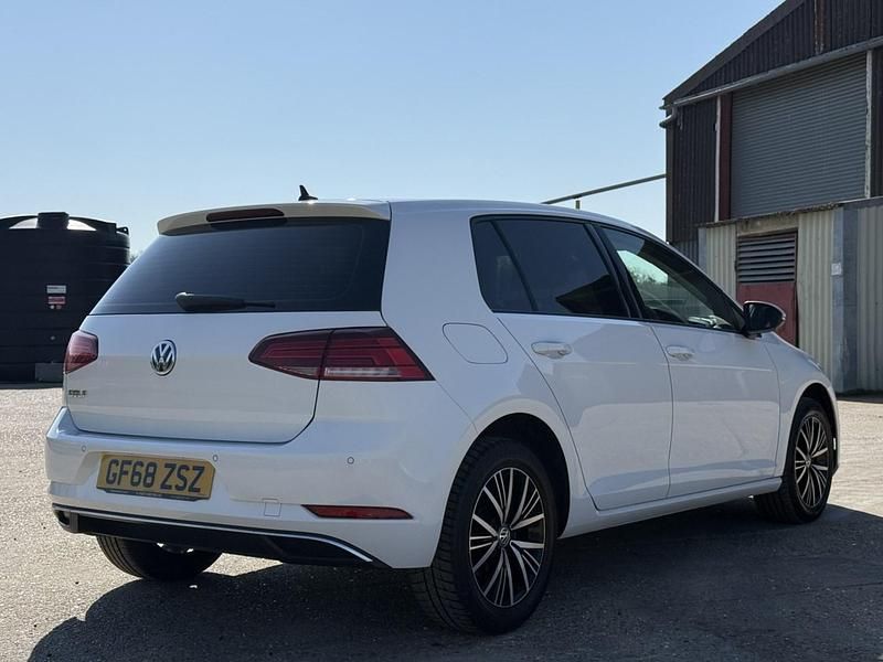 Używany VW Golf VII SE 115 KM (84 kW) 2018 Biały Hatchback