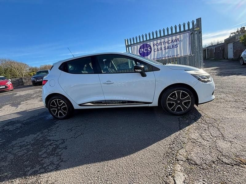 Used Renault Clio IV Dynamique 75 HP (55 kW) 2014 White Hatchback