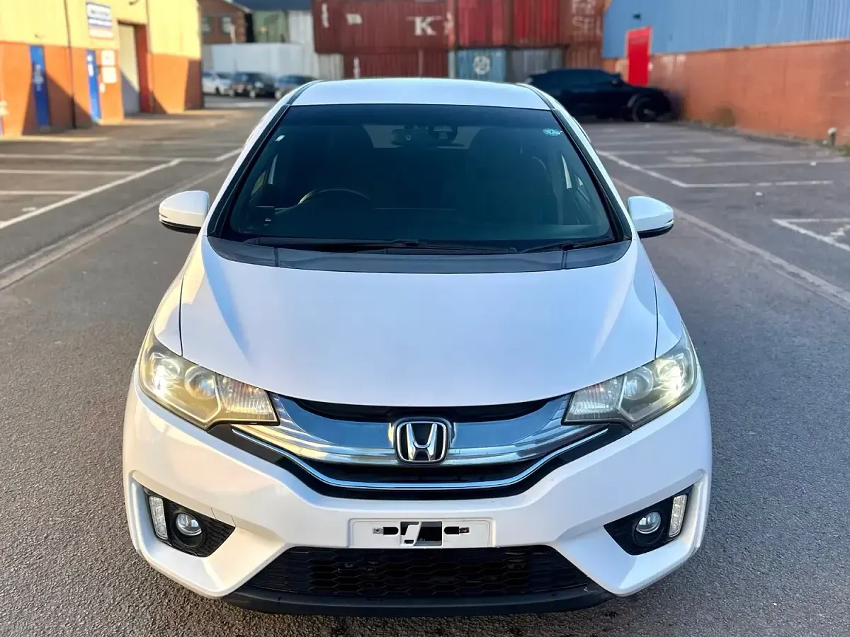 Used Honda Fit Hybrid 137 HP (100 kW) 2015 White Hatchback