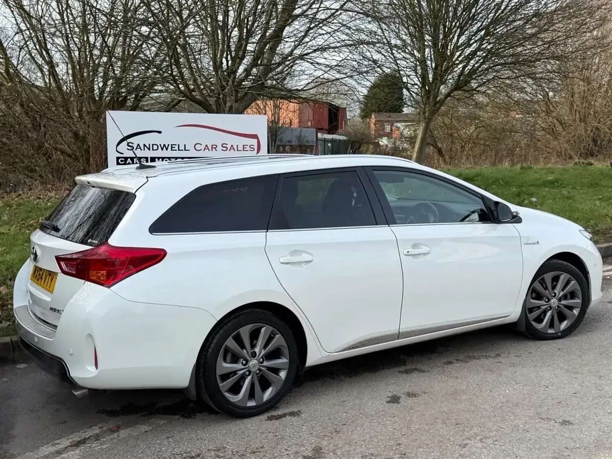 Used Toyota Auris Hybrid 136 HP (100 kW) 2014 White Estate