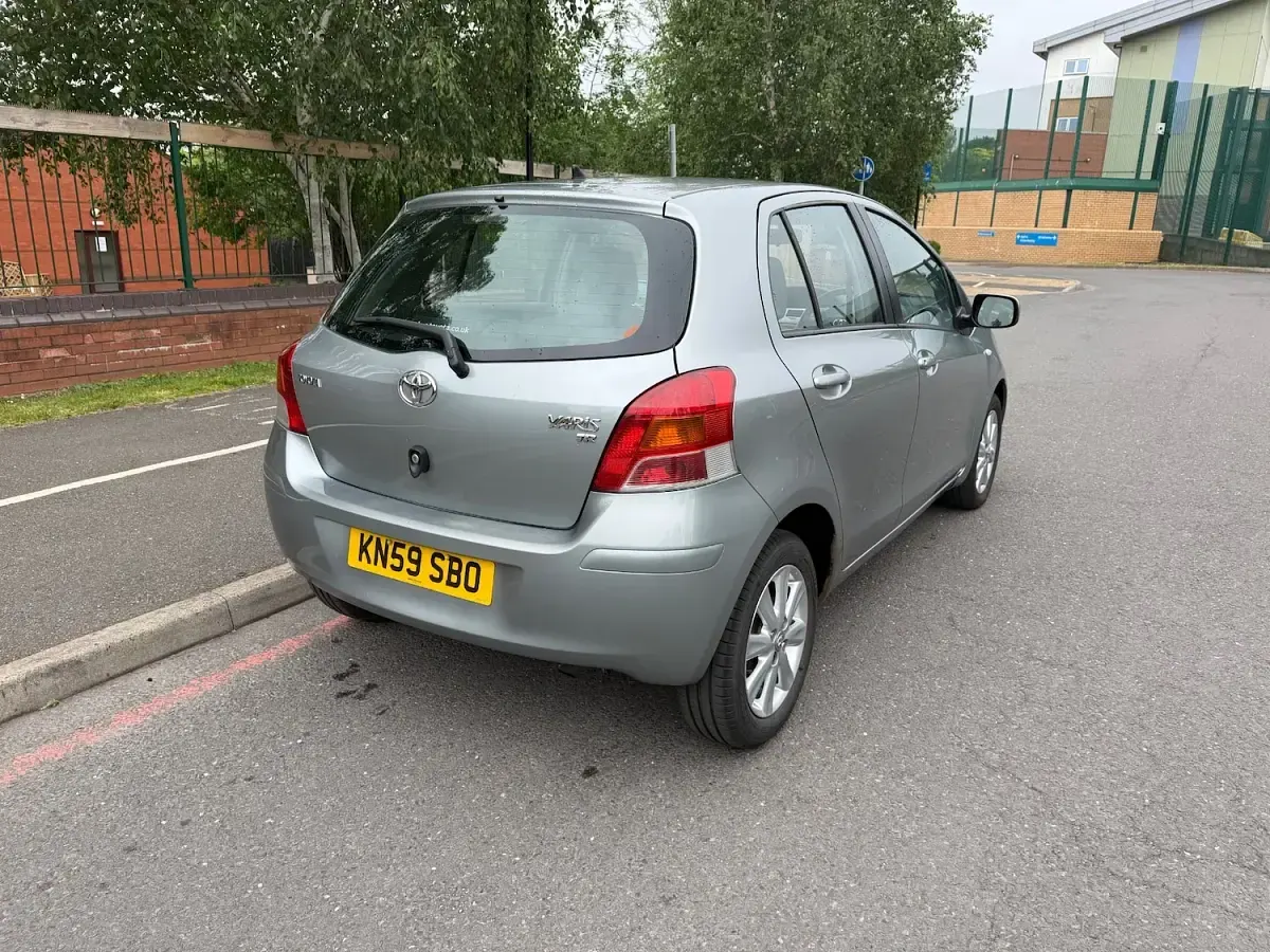 Used Toyota Yaris 90 HP (66 kW) 2009 Silver Hatchback