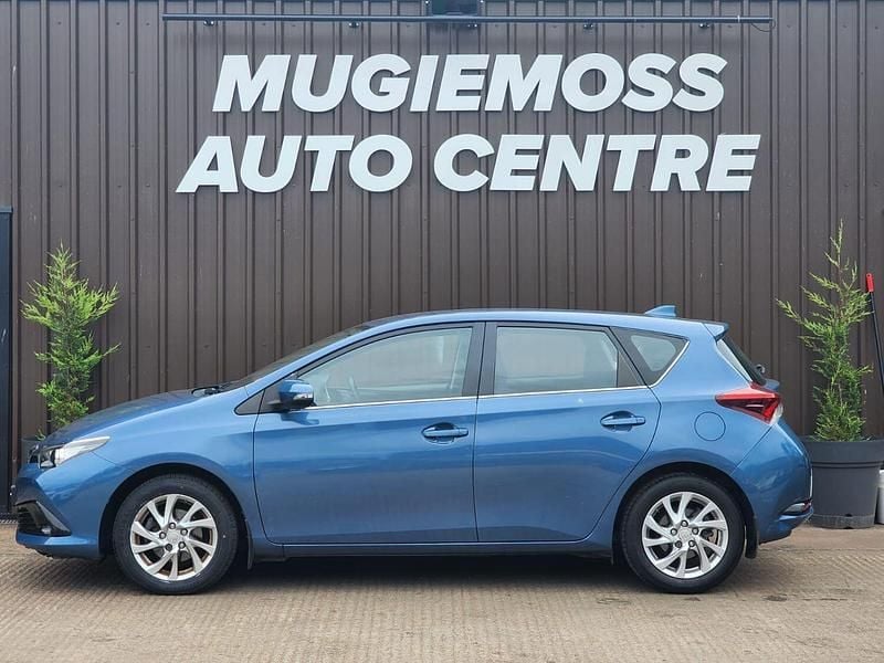 Used Toyota Auris 116 HP (85 kW) 2017 Blue Hatchback