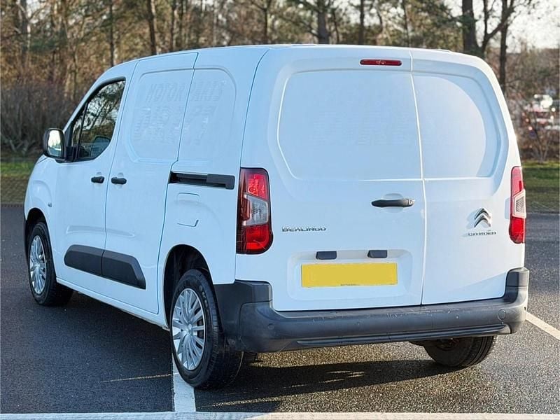 Used Citroën Berlingo Start 75 HP (55 kW) 2021 White MPV