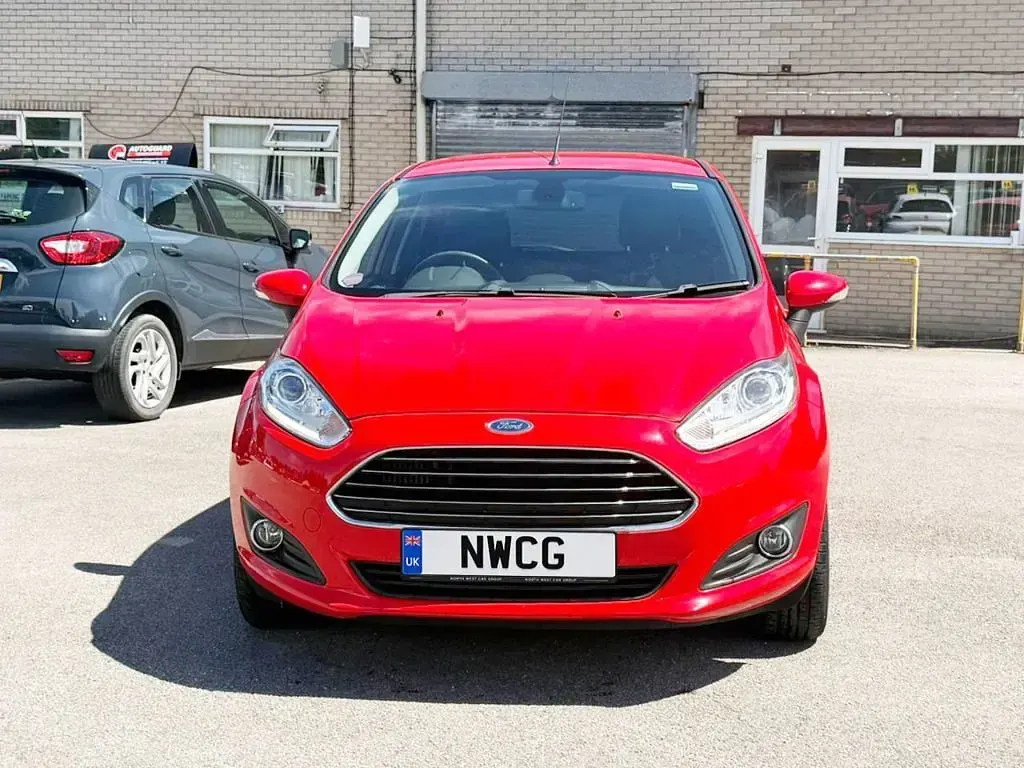 Used Ford Fiesta Titanium 100 HP (73 kW) 2015 Red Hatchback