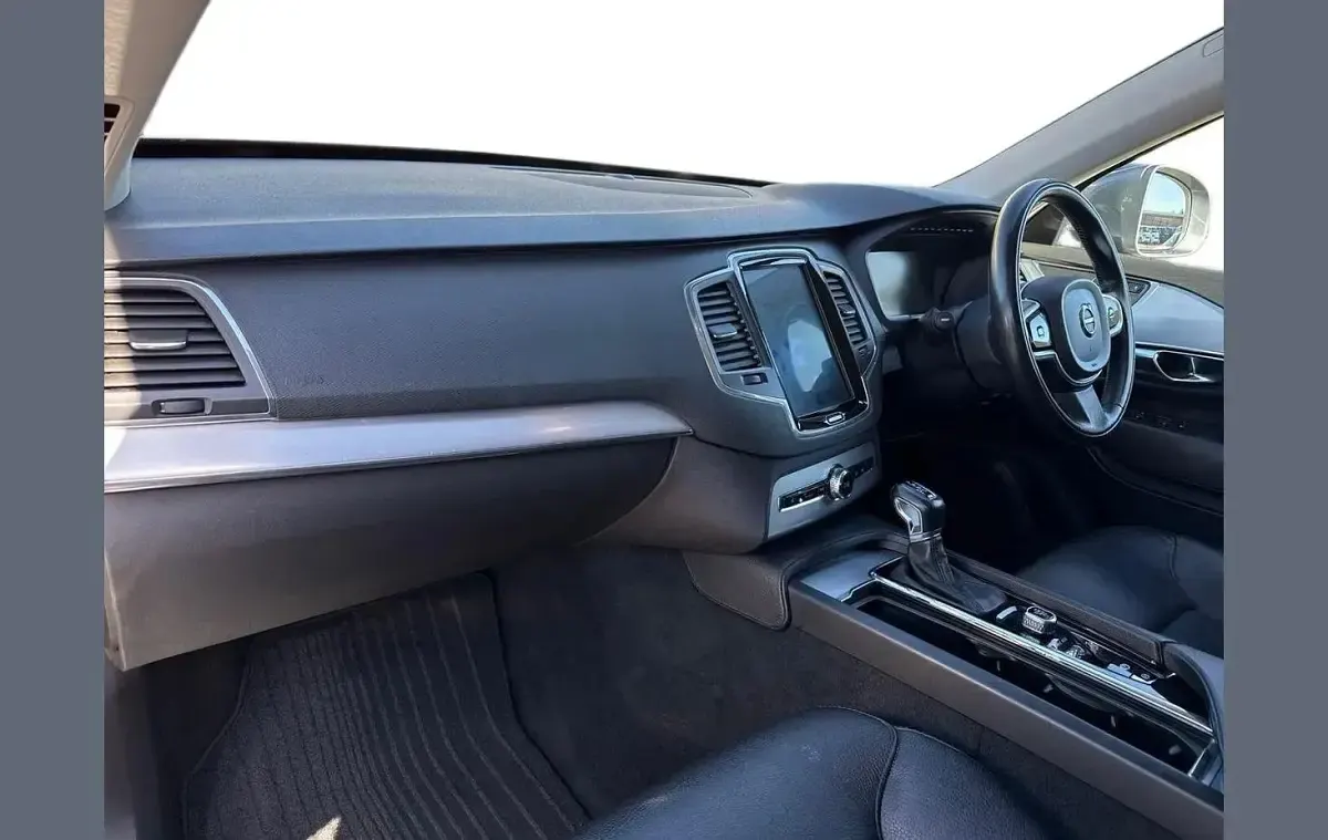 Used Volvo XC90 Momentum 232 HP (170 kW) 2019 Grey SUV