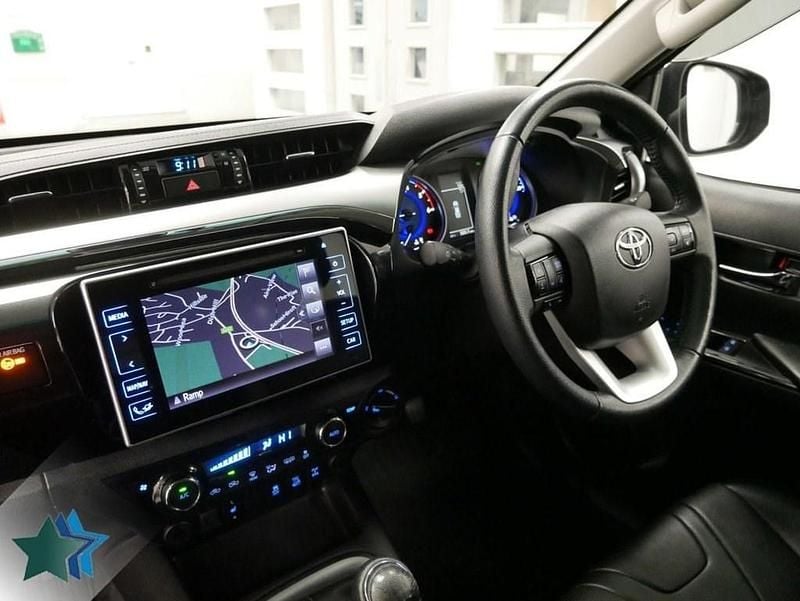 Used Toyota HiLux 150 HP (110 kW) 2017 Green Pickup