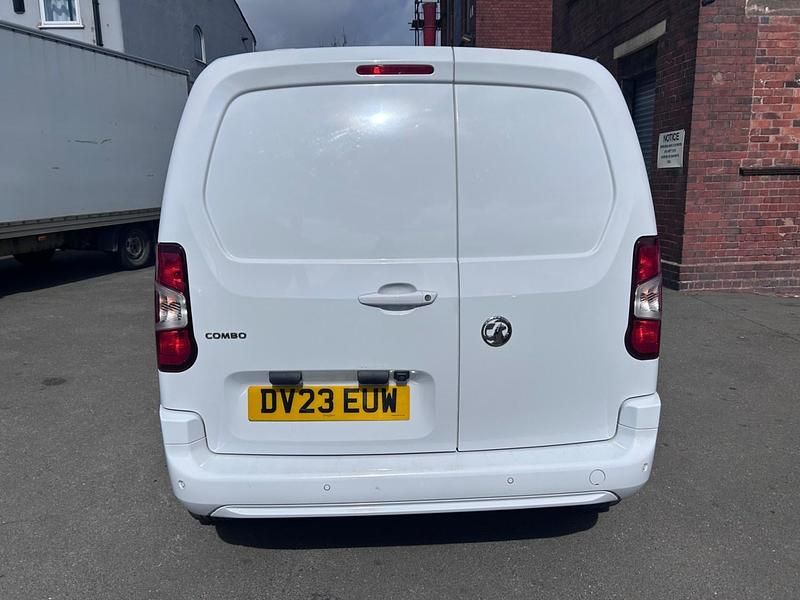 Second-hand Vauxhall Combo 100 CP (73 kW) 2023 Alb Monovolum