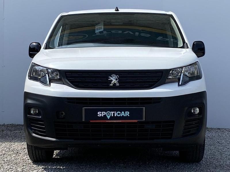 White Used 2021 Peugeot Partner Premium MPV | £9,450 (Good price) - Image 1/4