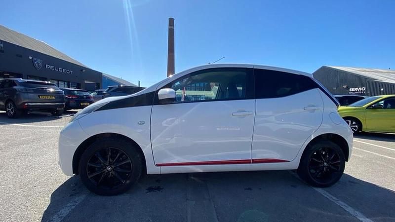 Usado Toyota Aygo x-press 67 HP (49 kW) 2017 Branco Citadino