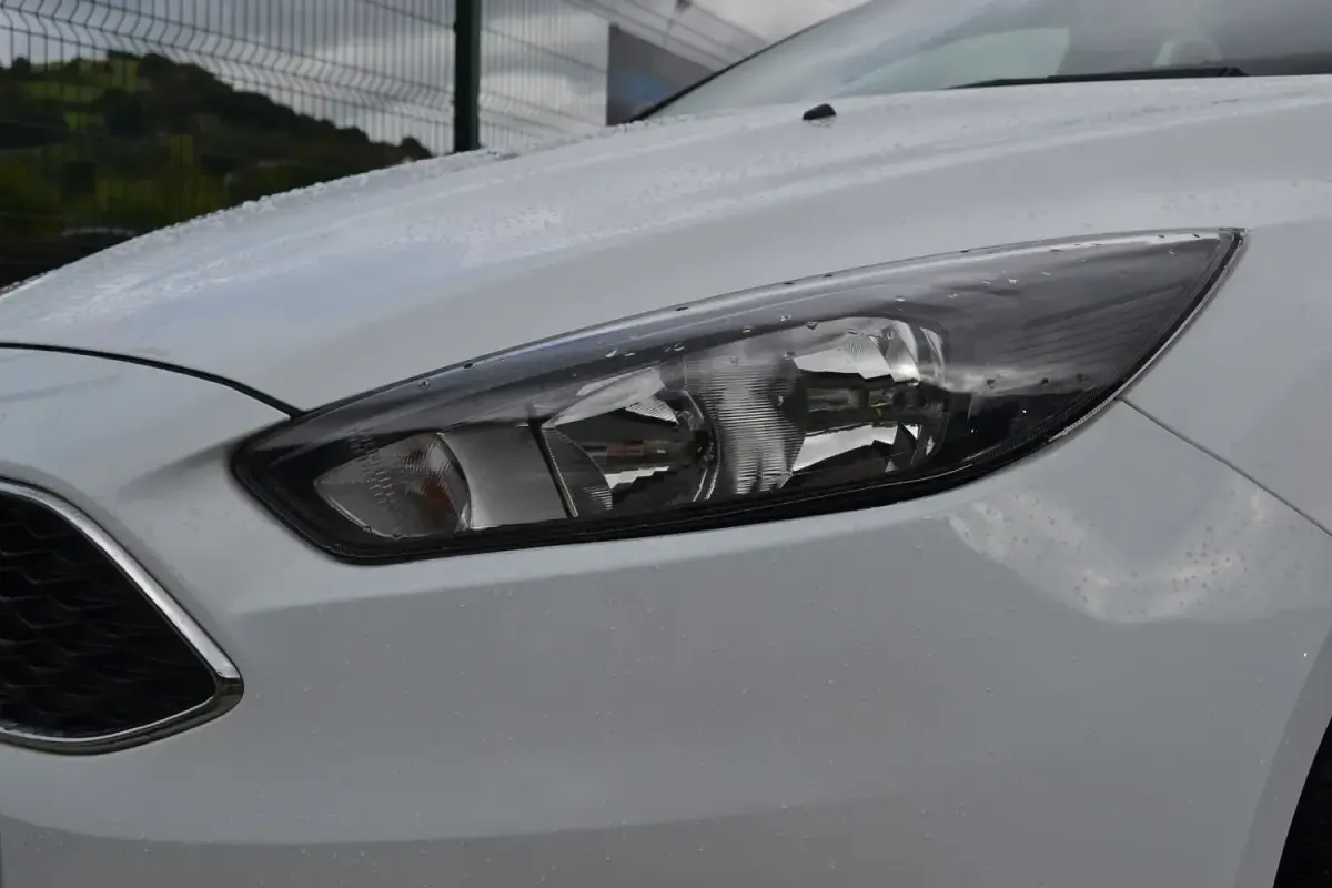 Used Ford Focus Zetec 2015 White Hatchback