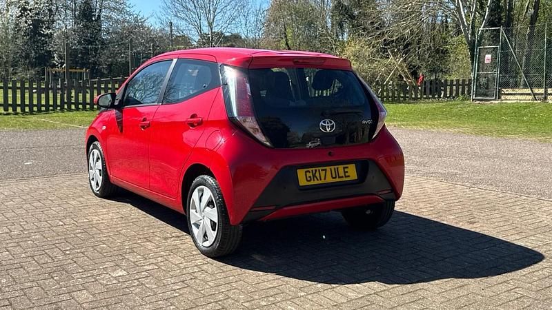 Usado Toyota Aygo X-play 69 HP (50 kW) 2017 Vermelho Citadino