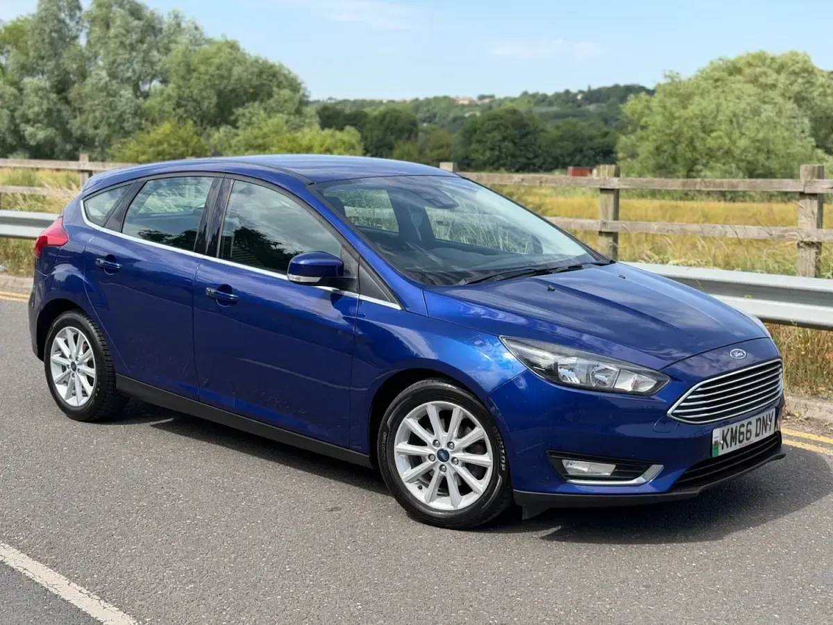 Used Ford Focus Titanium 125 HP (91 kW) 2016 Blue Hatchback