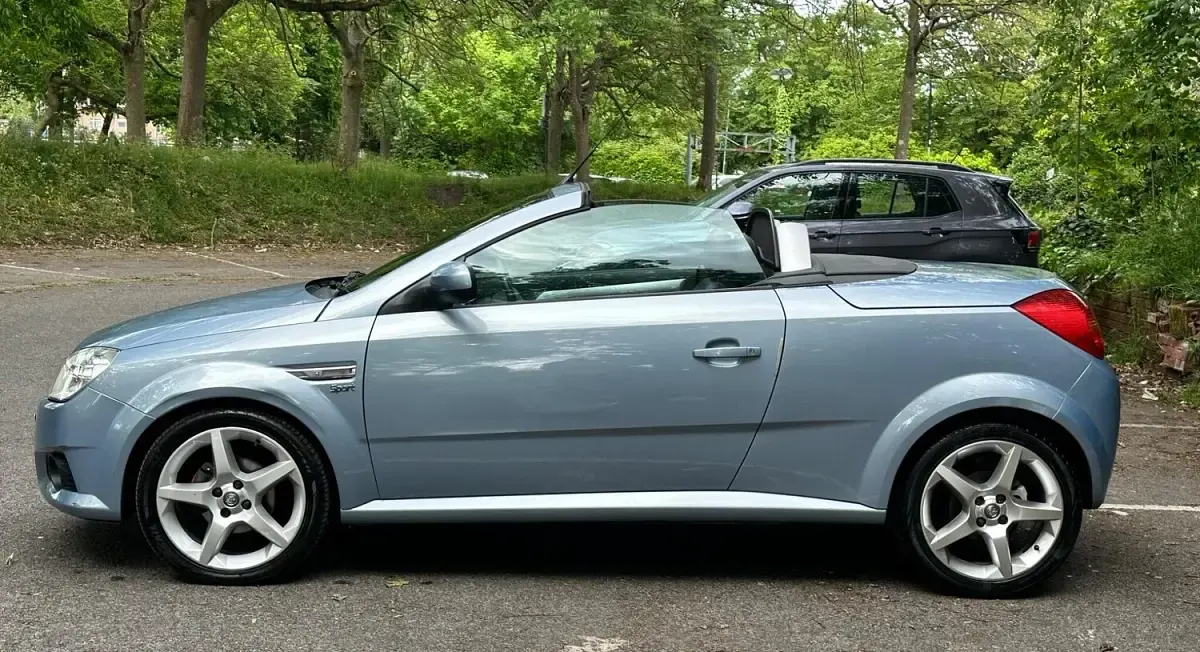 Second-hand Vauxhall Tigra Sport 125 CP (91 kW) 2005 Albastru Cabrio