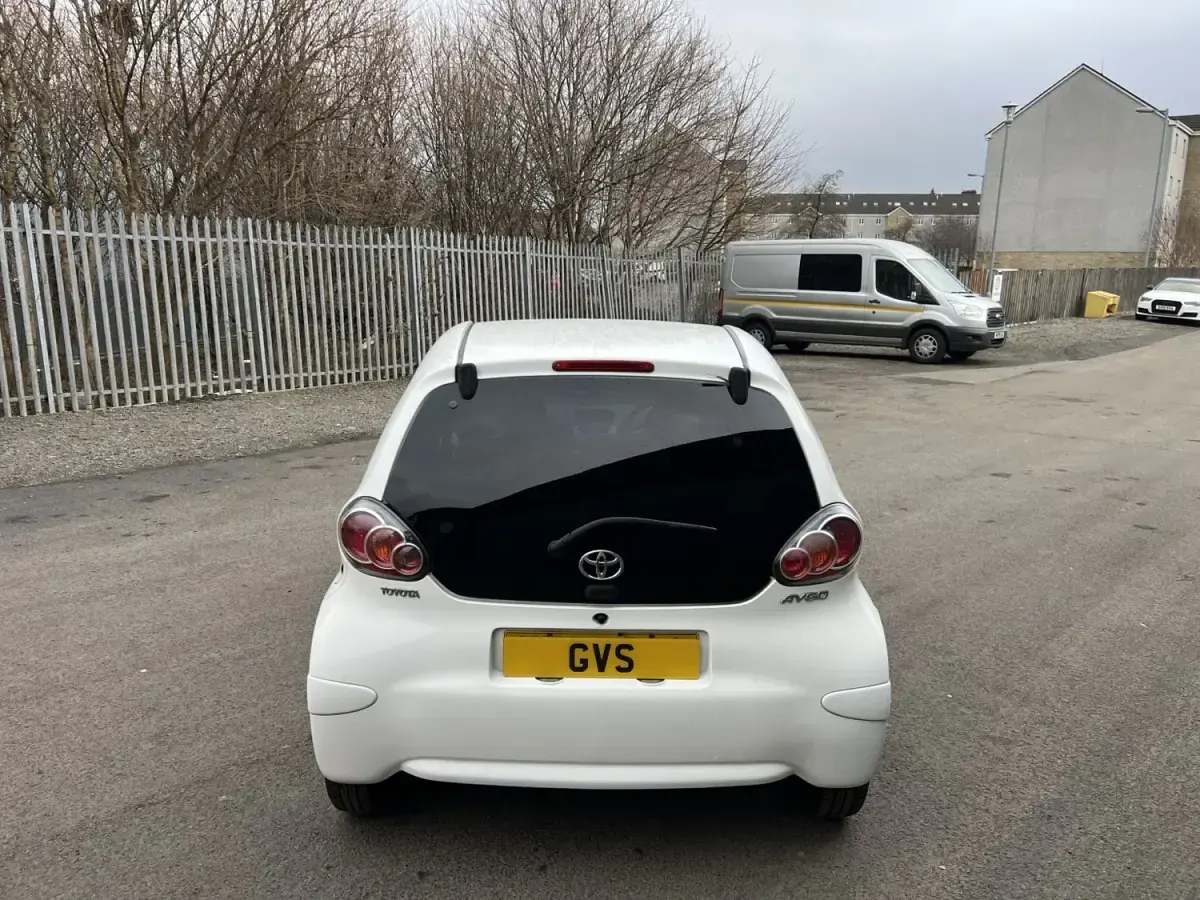 Gebraucht Toyota Aygo 68 PS (50 kW) 2013 Weiß Kleinwagen