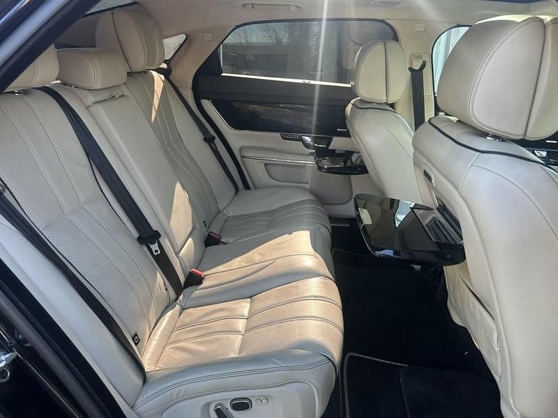 Usado Jaguar XJ Portfolio 275 HP (202 kW) 2012 Preto Sedan