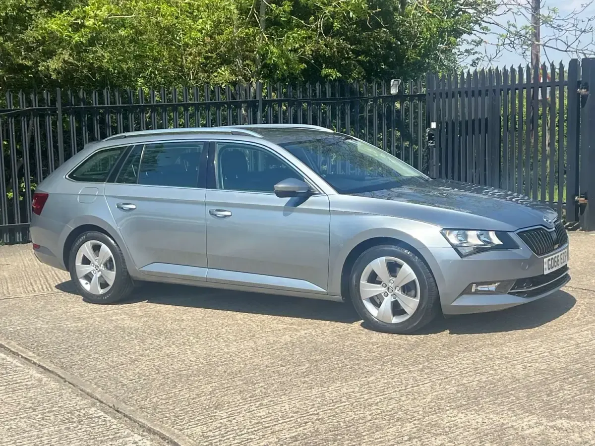 Usado Skoda Superb SE 150 CV (110 kW) 2016 Gris Familiar