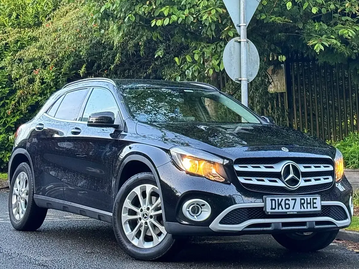 Käytetty Mercedes GLA200 SE 156 HP (114 kW) 2017 Musta Katumaasturi