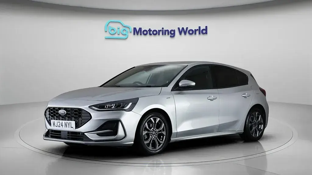 Begagnad Ford Focus ST-Line 125 HK (91 kW) 2024 Silver Halvkombi