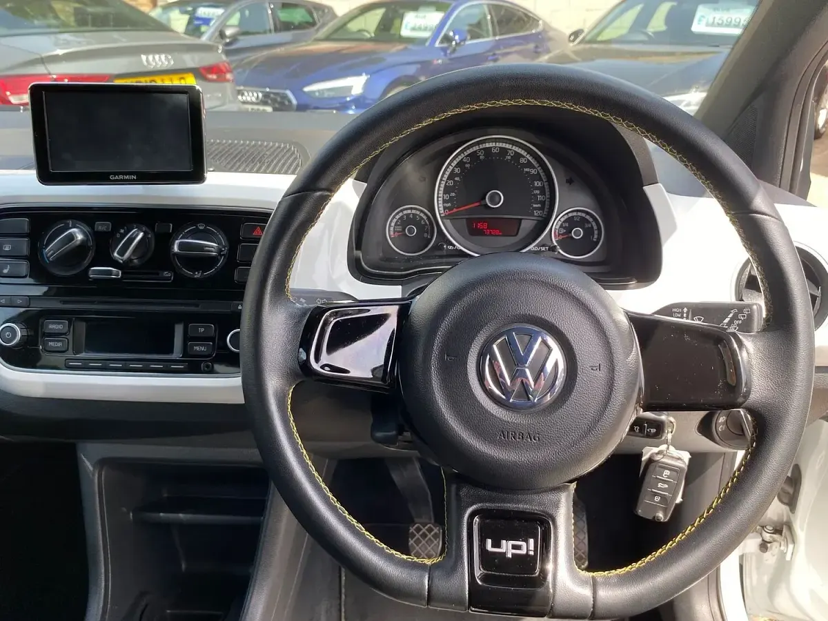 Used VW up! 75 HP (55 kW) 2015 White Hatchback