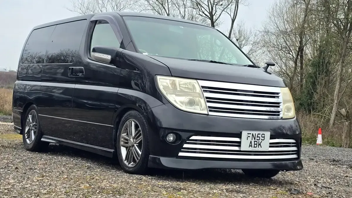 Usado Nissan Elgrand 2022 Negro Monovolumen