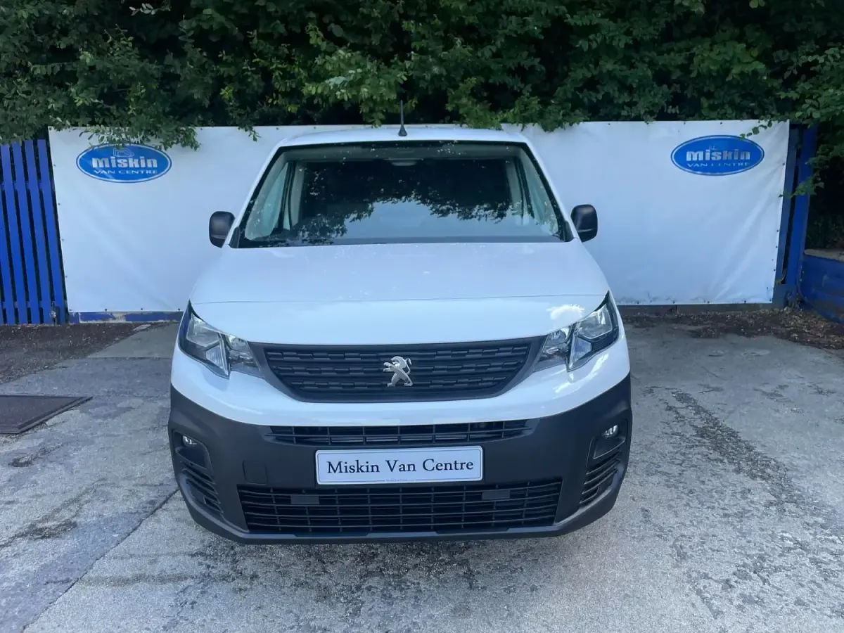 Used Peugeot Partner 131 HP (96 kW) 2021 White MPV
