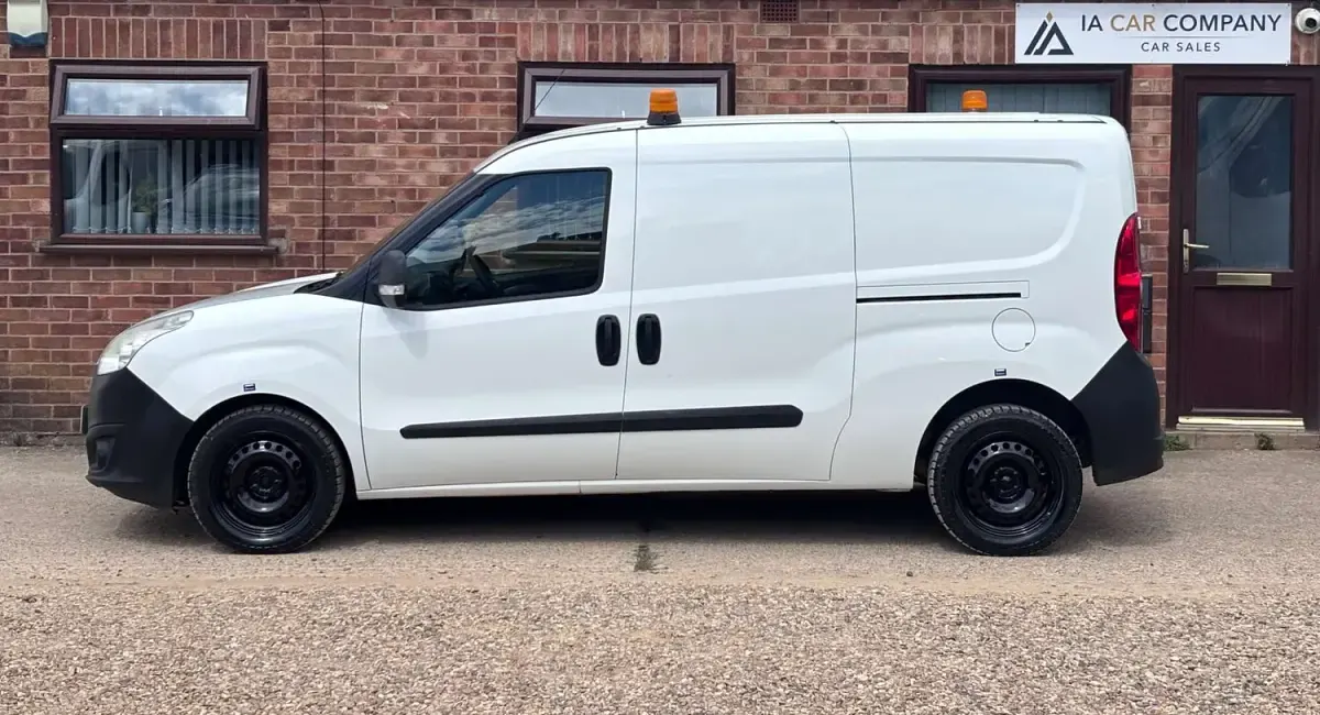 Used Vauxhall Combo S 105 HP (77 kW) 2015 White MPV