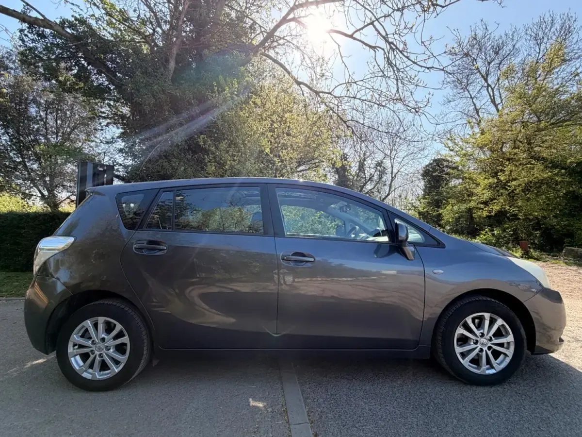 Usado Toyota Verso 2011 Cinzento Monovolume