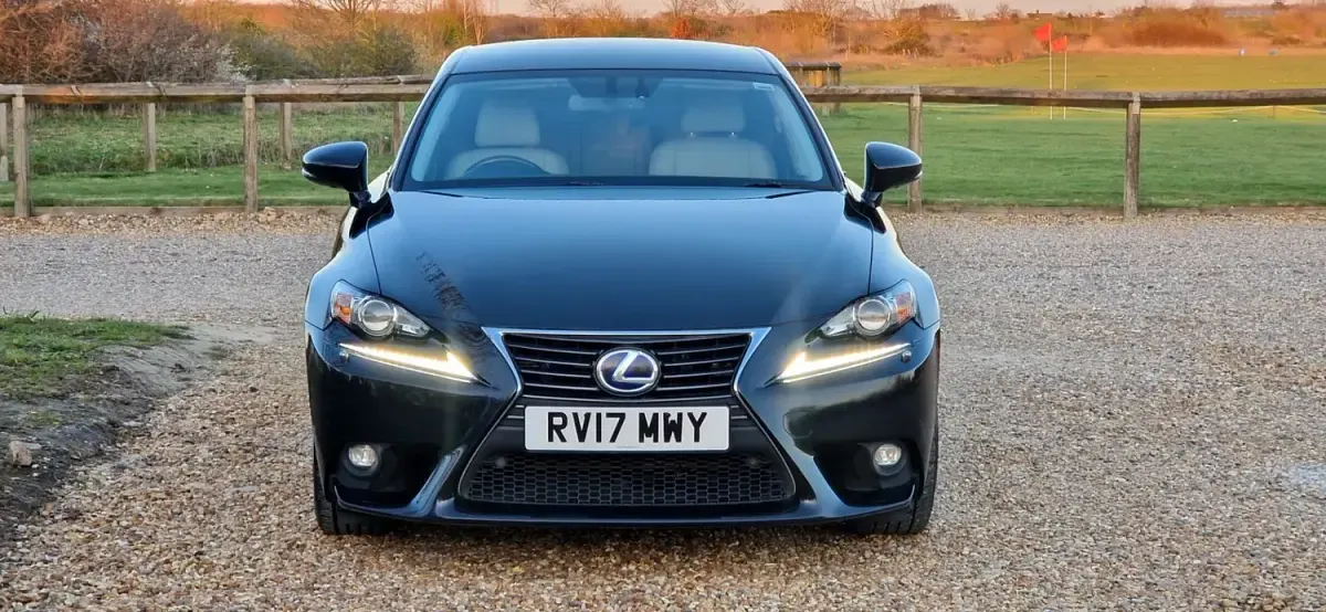 Usado Lexus IS300h Luxury Line 223 CV (164 kW) 2017 Negro Berlina