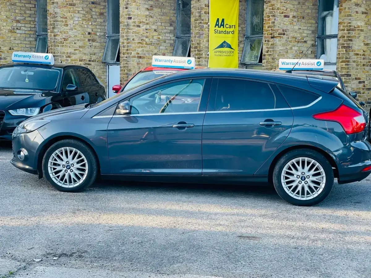 Usado Ford Focus Zetec 2014 Cinzento Citadino