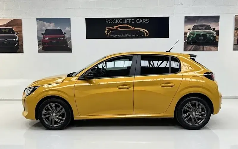 Used Peugeot 208 Active Premium 75 HP (55 kW) 2022 Yellow Hatchback