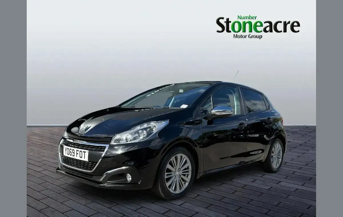 Used Peugeot 208 Signature Sky 82 HP (60 kW) 2019 Black Hatchback