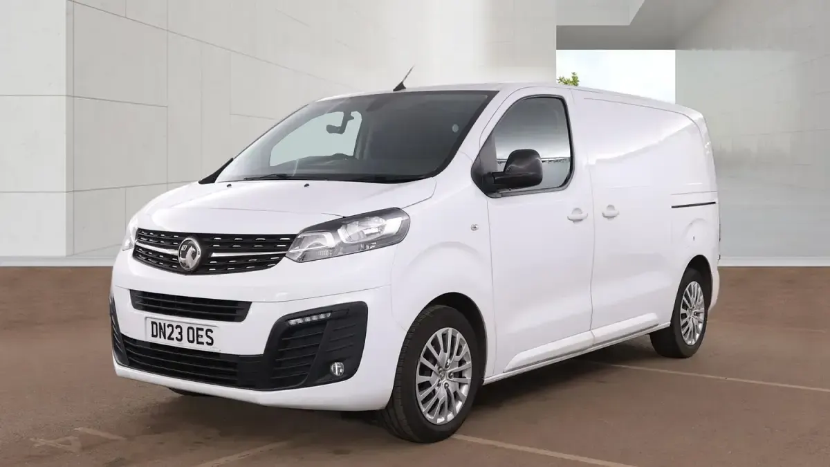 Used Vauxhall Vivaro 120 HP (88 kW) 2023 White MPV