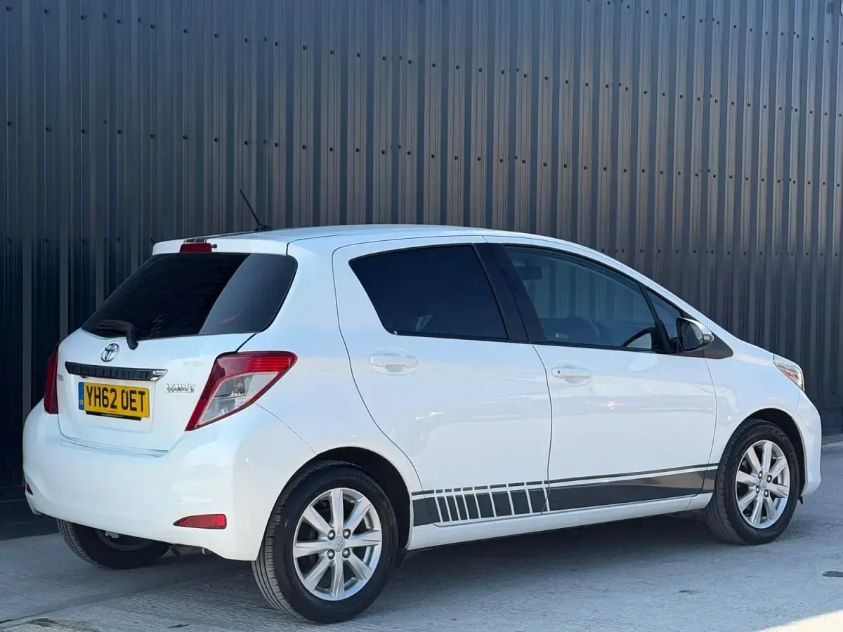 Used Toyota Yaris 99 HP (72 kW) 2012 White Hatchback