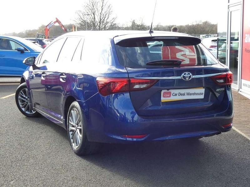 Used Toyota Avensis Business Edition 147 HP (108 kW) 2018 Blue Estate