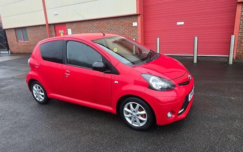 Begagnad Toyota Aygo 68 HK (50 kW) 2014 Röd Halvkombi