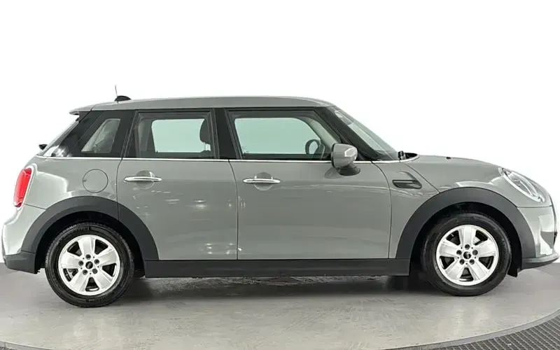 Usado Mini Cooper Classic 136 HP (100 kW) 2022 Cinzento Citadino