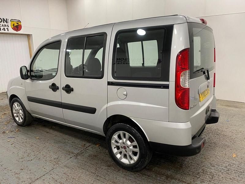 Używany Fiat Doblò Dynamic 77 KM (56 kW) 2010 Srebrny Minivan