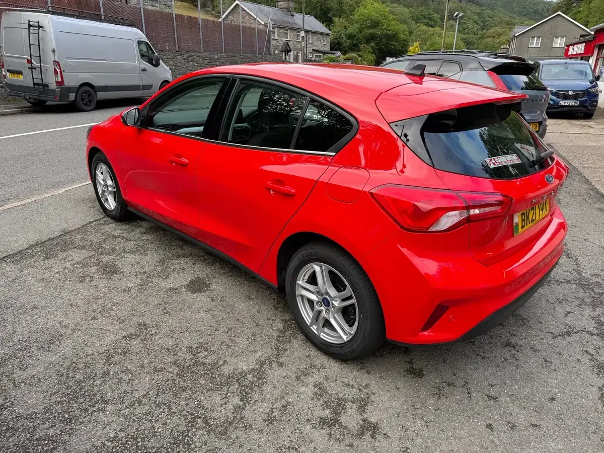 Used Ford Focus Zetec 120 HP (88 kW) 2021 Red Hatchback