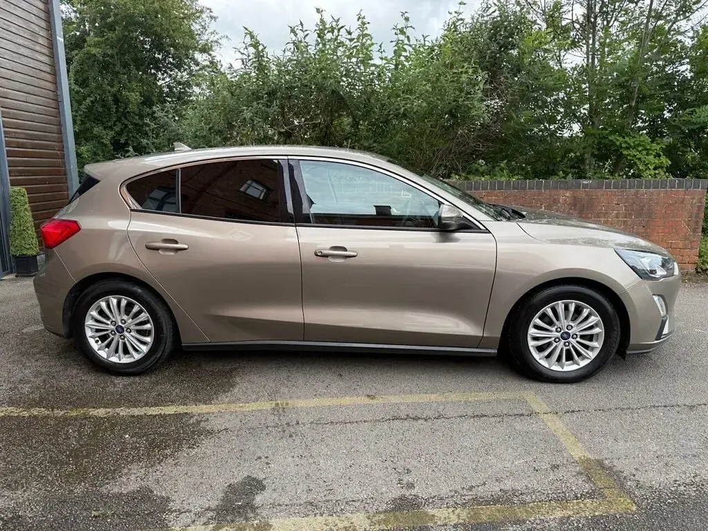 Used Ford Focus Titanium 125 HP (91 kW) 2019 Silver Hatchback