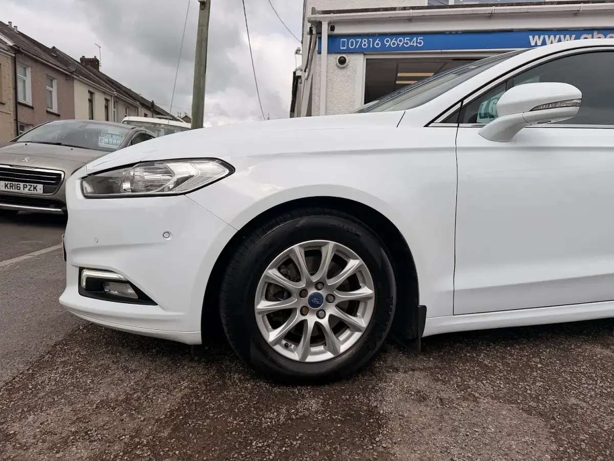 Used Ford Mondeo Zetec 120 HP (88 kW) 2017 White Hatchback