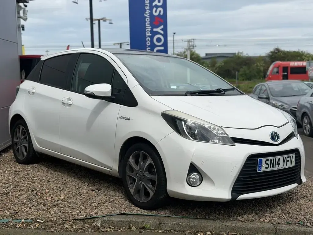 Used Toyota Yaris Hybrid Trend 2014 White Hatchback