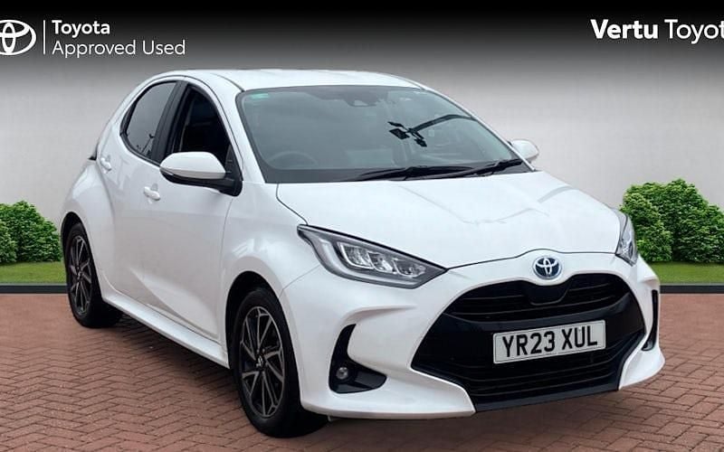 Used 2025 Toyota Yaris Hybrid Design Hatchback | £17,392 (Super price) - Image 1/4