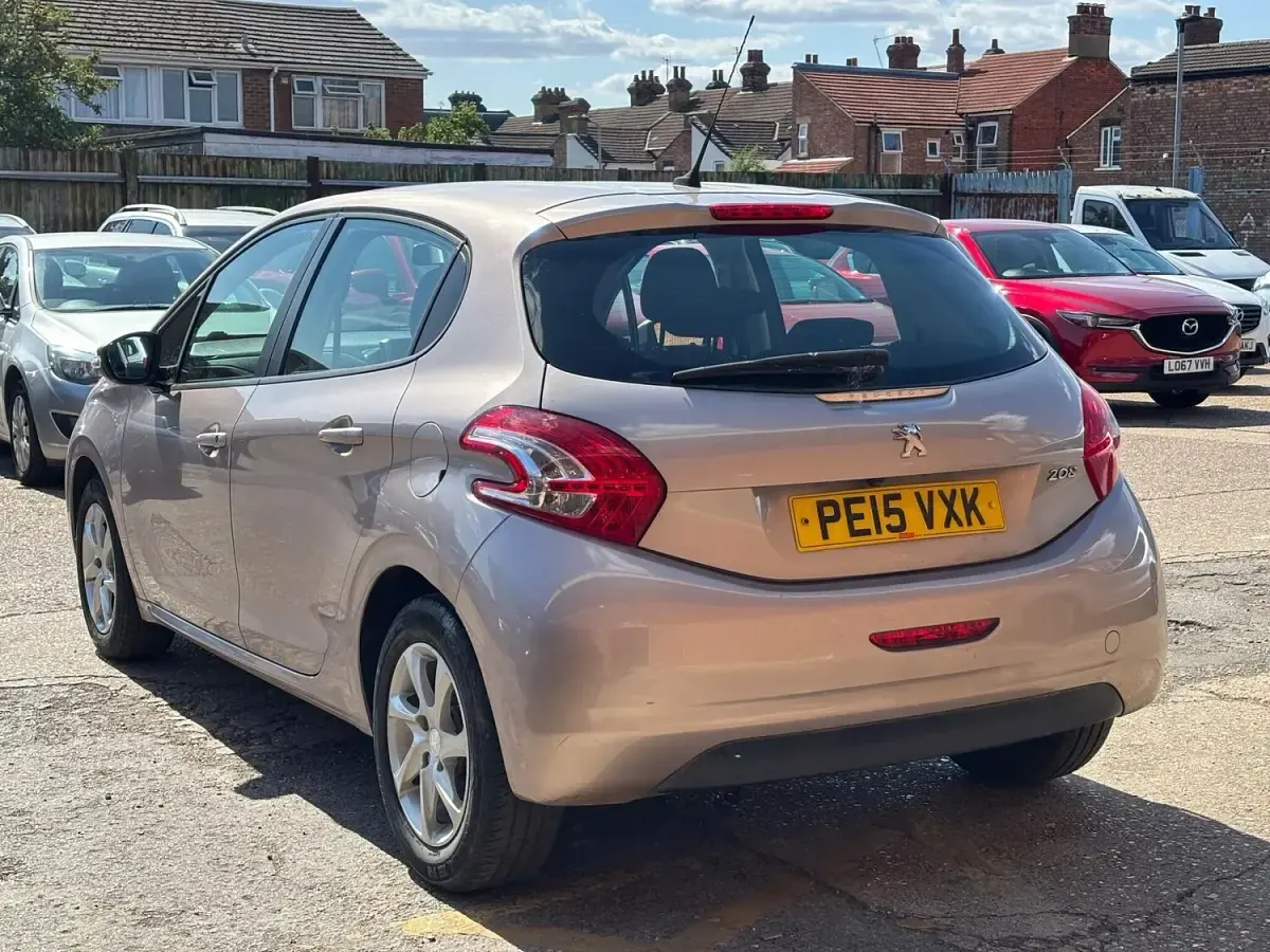 Used Peugeot 208 Active 110 HP (80 kW) 2015 Pink Hatchback
